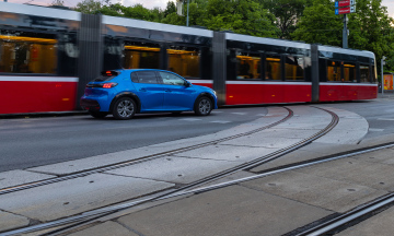Rote Straßenbahn. öffentliche Verkehrsmittel in Wien stockfoto
