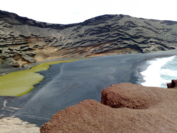 grüner See und Lava