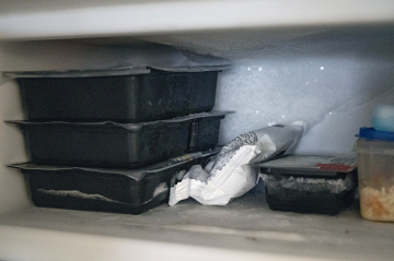 Tiefkühlkost im Kühlschrank