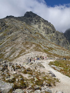 Łomnica in der Tatra, Touristen auf dem Weg unter dem Gipfel