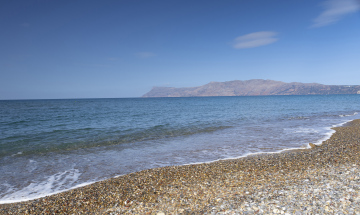 Azurblaues Meer, Wellen und Kiesstrand in Kissamos Kreta