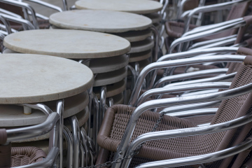 Tische und Stühle in einem geschlossenen Restaurant