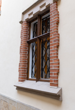 Fenster mit Balken in einem historischen Gebäude