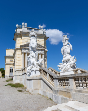  Die Gloriette von Schönbrunn, erbaut im Jahr 1775, ist ein historisches Gebäude auf einem Hügel in den Gärten von Schloss Schönbrunn in Wien. Es handelt sich um ein Gebäude im neoklassizistischen Stil, das ursprünglich als Open-Air-Ballsaal genutzt wurde
