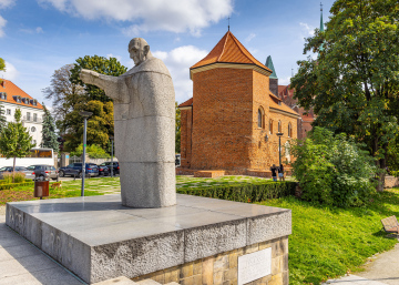 Kirche St. Martin in Breslau und die Statue von Johannes XXIII