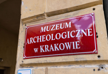 Archäologisches Museum in Krakau, eine rote Platte mit einer Inschrift am Eingang.