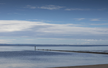 Die Bucht und der blaue Himmel