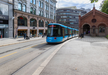 Blaue Straßenbahn in Oslo