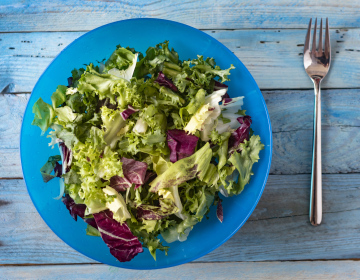 Salat in einer blauen Schüssel