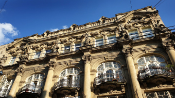 Historisches Mietshaus in Lemberg mit zahlreichen Dekorationen an der Fassade