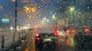 Städtischer Autoverkehr im Regen