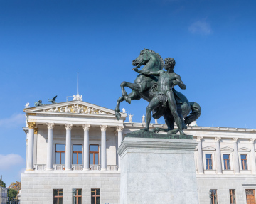 Pferdedompteur-Statue vor dem österreichischen Parlamentsgebäude, Wien, Österreich.