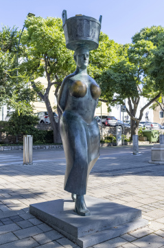 Frau mit einem Teller auf dem Kopf, Statue, Skulpturenstadt Krk, Kroatien