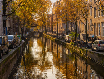 Kanal in Amsterdam in der Herbstsonne
