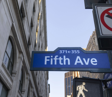 Inschrift der Fifth Avenue auf einem Schild, New York