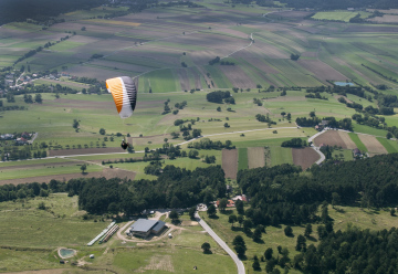 Blick auf das Tal vom Gleitschirm