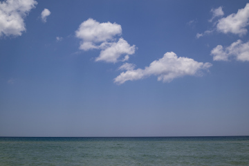 Ozean und blauer Himmelraum