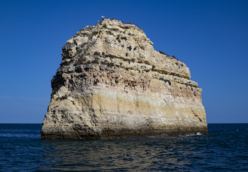 Ein Stein, der aus dem Meer ragt