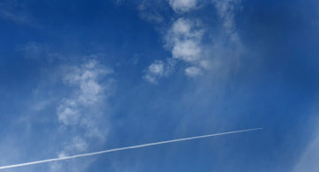Flugzeugspur im Himmel