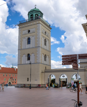 Der Glockenturm der Kirche St. Anna in Warschau