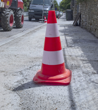 Parkkegel auf dem renovierten Bürgersteig