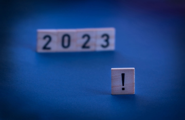 Jahr 2023, Datum auf blauem Hintergrund und Ausrufezeichen
