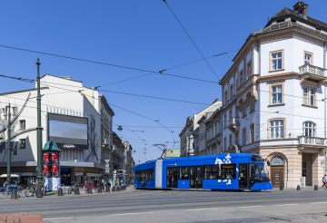 Karmelicka-Straße in Krakau, eine Straßenbahn am Bagatela-Theater