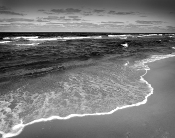 Meereswellen in Schwarz und Weiß