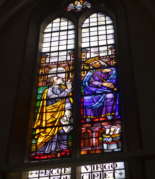 Buntglasfenster in der Kirche