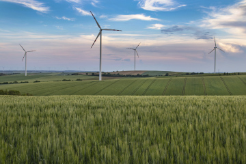 Windkraftanlagen in Ackerfeldern
