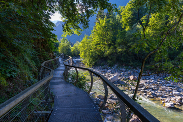Fußgängerplattform mit Schranken, Wanderweg zwischen Moos und St. Leonhard, Südtirol, Italien