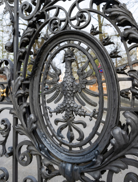 Adler, ein Element aus geschmiedetem Stahl am Tor des Klosters auf Skałka, Stockfoto