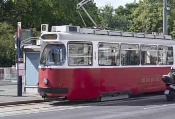 Rote Straßenbahn in der Stadt