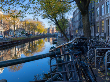 Geparkte Fahrräder und Kanal in Amsterdam