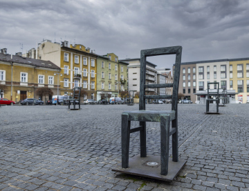 Stühle am Ghetto Heroes Square in Krakau