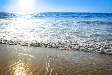 Der Ozean und die scharfen Sonnenstrahlen
