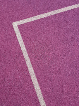 Linien auf dem Spielfeld mit Kunstrasen