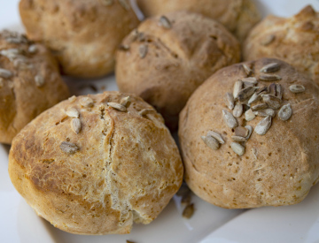 Hausgemachte Brötchen mit Körnern