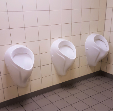 Urinale in der Toilette