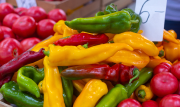 Paprika auf dem Marktplatz, ein Gemüsestand