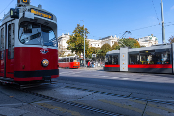 Rote Straßenbahnen auf den Straßen Wiens
