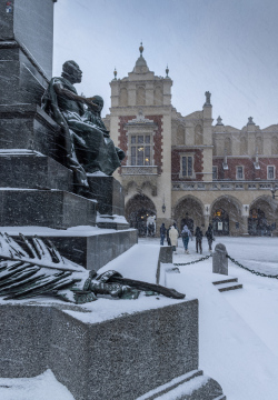 Schneefall in Krakau, Fragment des Adam-Mickiewicz-Denkmals auf dem Marktplatz