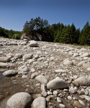 Kieselsteine am Flussufer