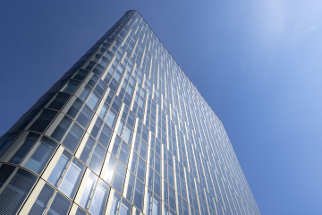 Hohes Bürogebäude aus Glas und Metall