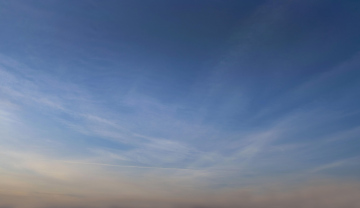 Blauer Himmel vor Sonnenuntergang