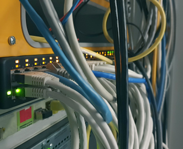 Kabel in einem Serverraum