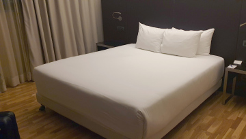 Ein Bett in einem Hotelzimmer