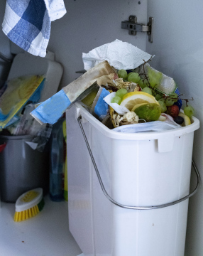 Müll im Kücheneimer