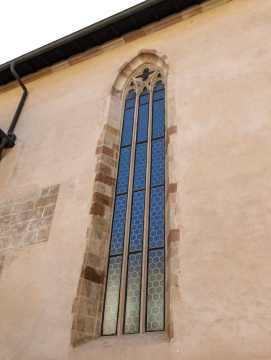 Historisches Fenster in der Kirchenfassade