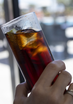 Kohlensäurehaltiges Getränk in einem Glas
